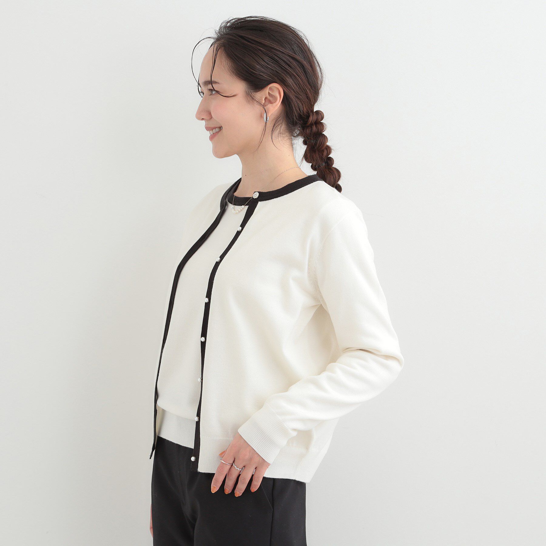 SHOO･LA･RUE「【洗濯機可/アンサンブル可】パール&times;ビジューがきらめく 上品クルーネックカーディガン」|カーディガン|