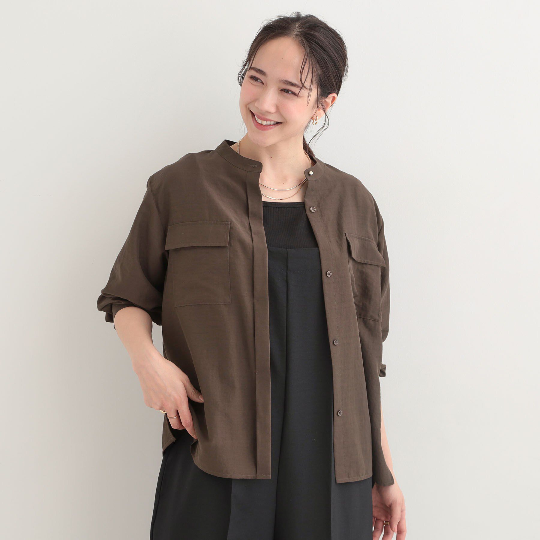 SHOO･LA･RUE「【イージーケア/S-LL/UV】きれいめにもラフにも　ダブルフラップポケットバンドカラーシャツ」|シャツ・ブラウス|