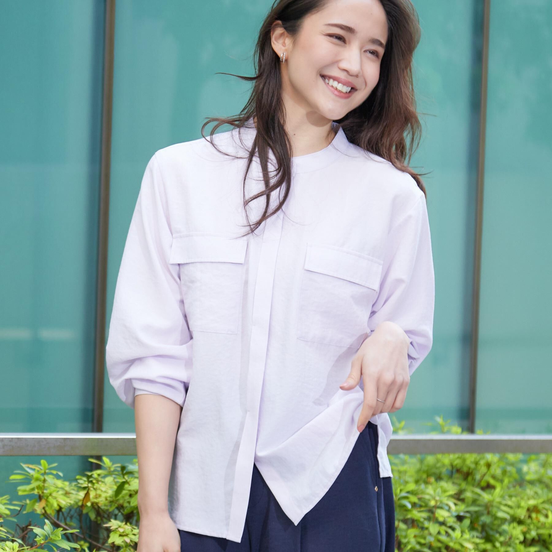 SHOO･LA･RUE「【イージーケア/S-LL/UV】きれいめにもラフにも　ダブルフラップポケットバンドカラーシャツ」|シャツ・ブラウス|