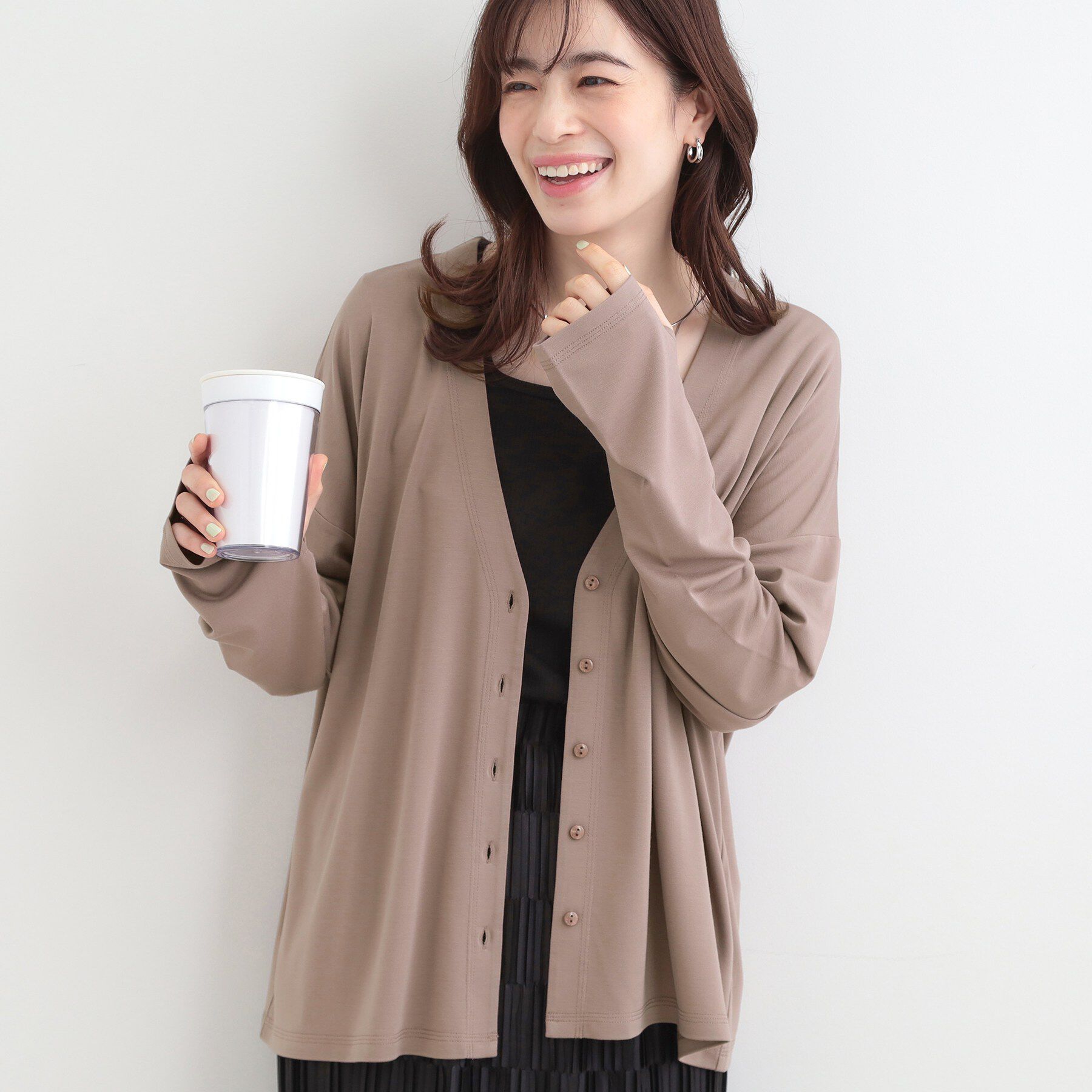 SHOO･LA･RUE「【S-LL/UV】手の甲まで隠れる 指穴付き とろみVネックカーディガン」|カーディガン|ブラウン(043)