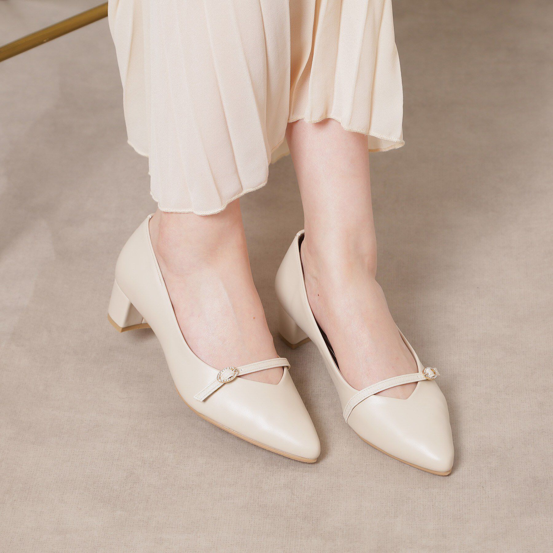 ESPERANZA「ベルトポインテッドパンプス」|パンプス|ベージュ(052)