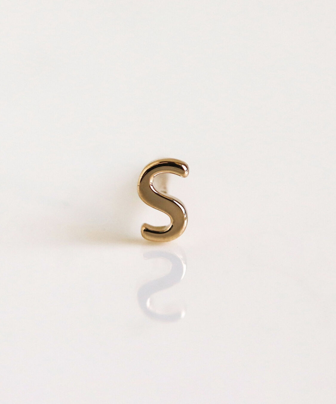  「ゴールド イニシャル ピアス | K10YG 【片耳用】」|ピアス|S