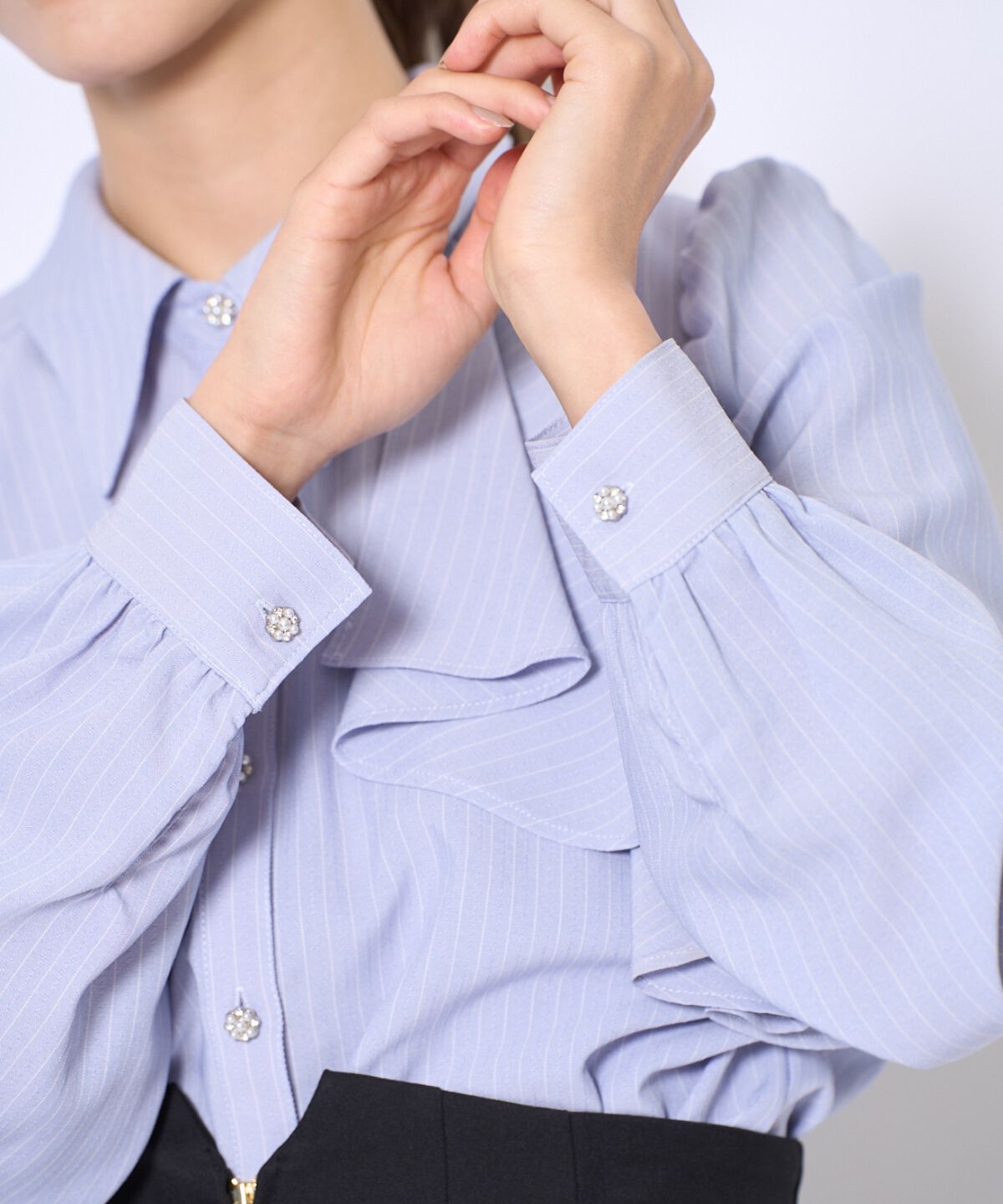 アンドクチュール「ビジューボタンフリルケープ長袖ブラウス」|シャツ・ブラウス|