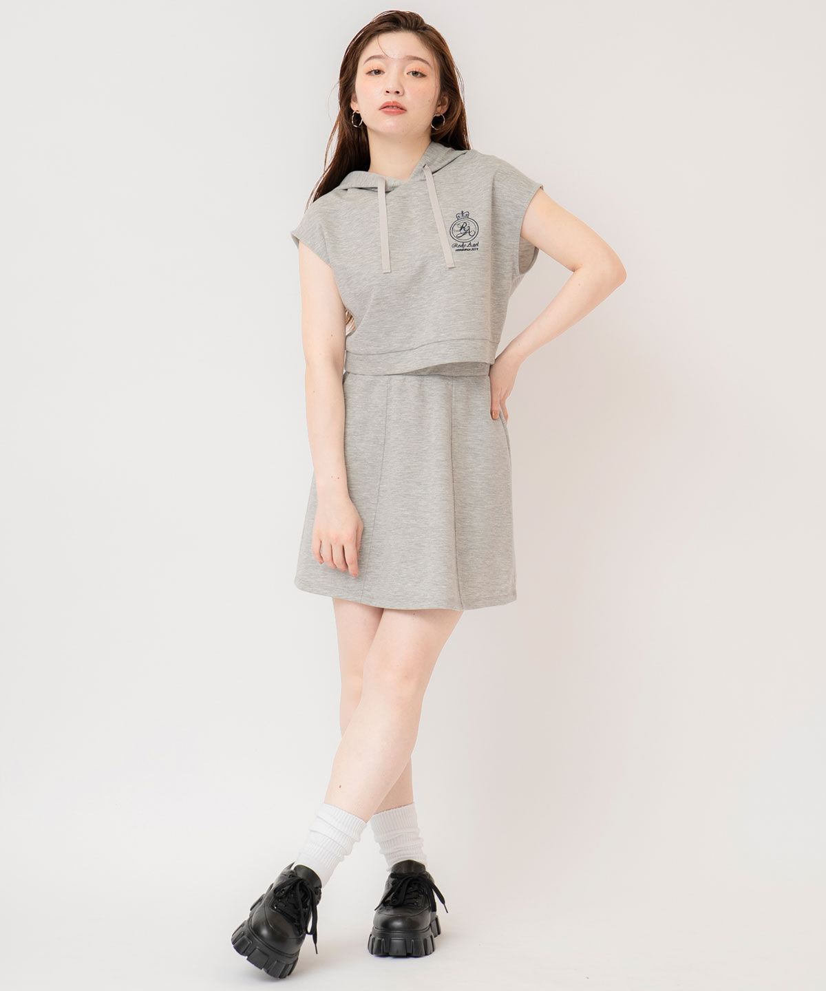 REDYAZEL「エンブレム刺繍フーディー&times;フレアスカートセットアップ」|ワンピース|