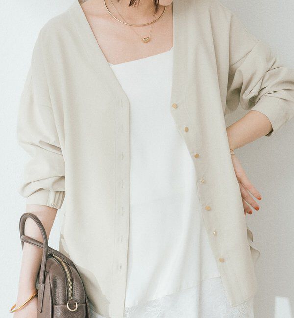  「【女性らしい抜け感】メタルボタンノーカラーブラウス」|シャツ・ブラウス|ライトベージュ