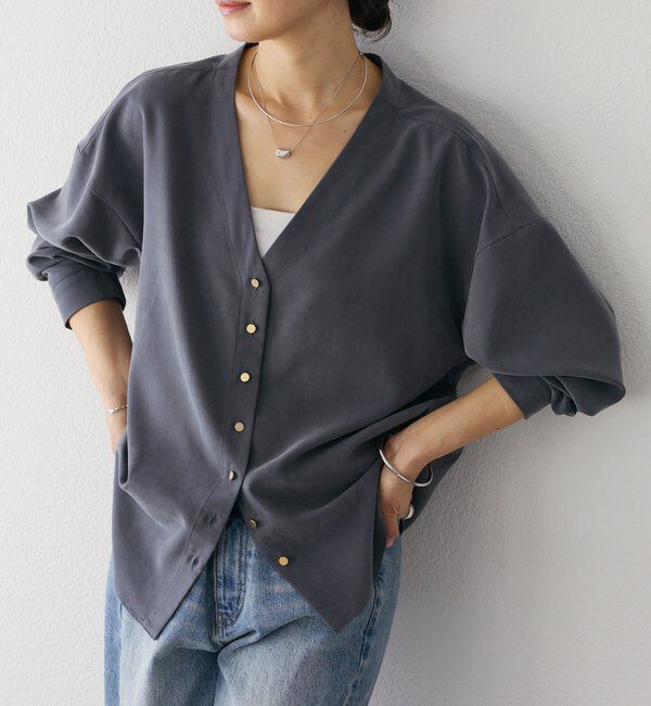  「【女性らしい抜け感】メタルボタンノーカラーブラウス」|シャツ・ブラウス|