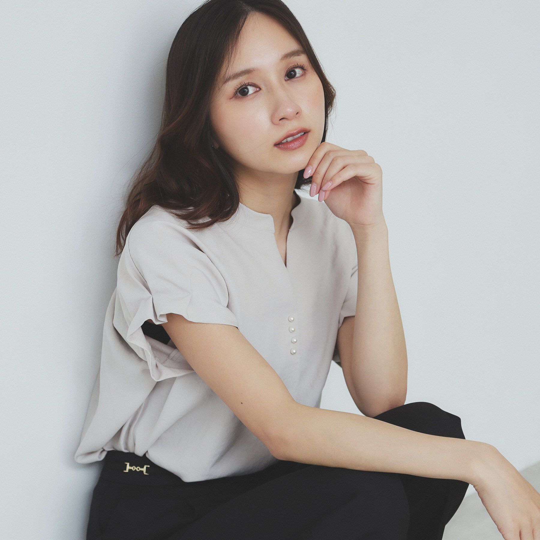 index「《7色展開/XS-LLサイズ》タックスリーブスキッパーブラウス【洗濯機洗い可/吸水速乾/抗ピル/防シ」|シャツ・ブラウス|グレージュ(050)