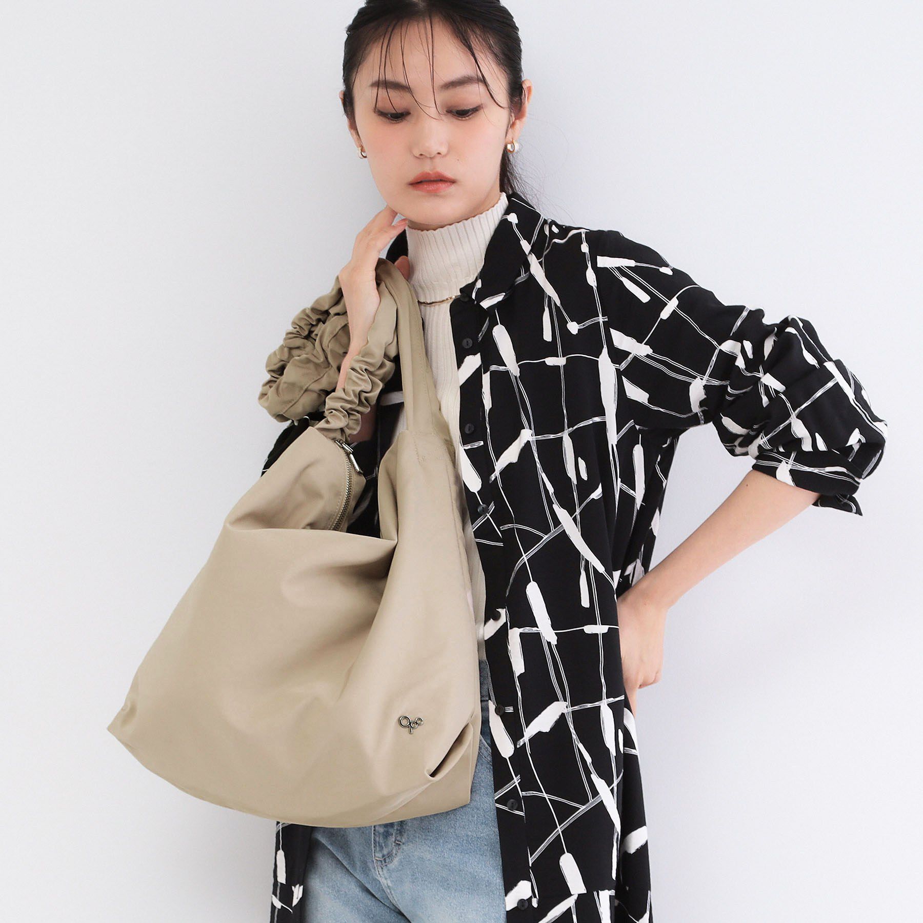 OPAQUE.CLIP「ドロストフリルハンドルA4ショルダー」|ショルダー・メッセンジャー|ベージュ(052)