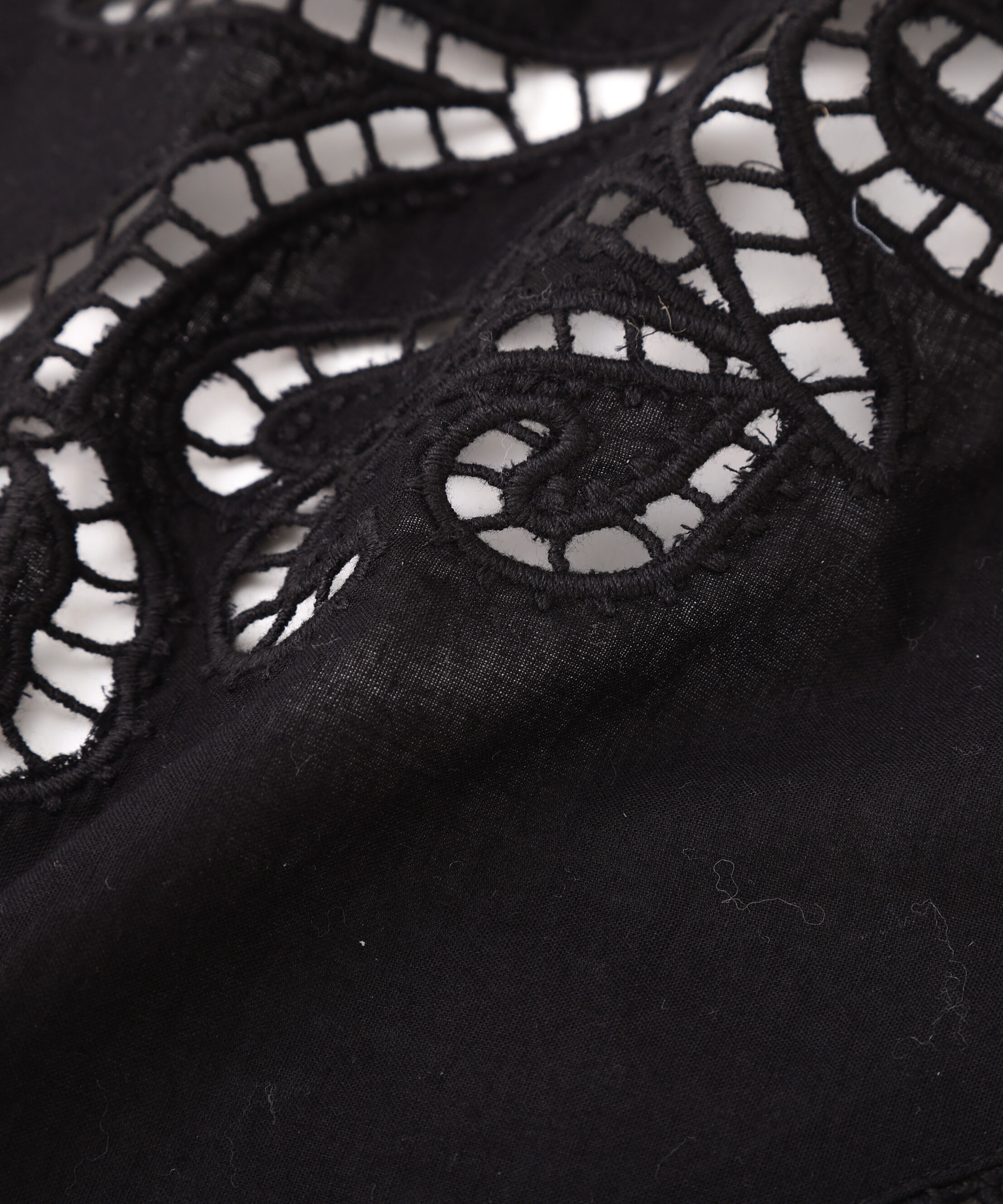  「カットワーク刺繍トライアングルスカーフ」|バンダナ・スカーフ|