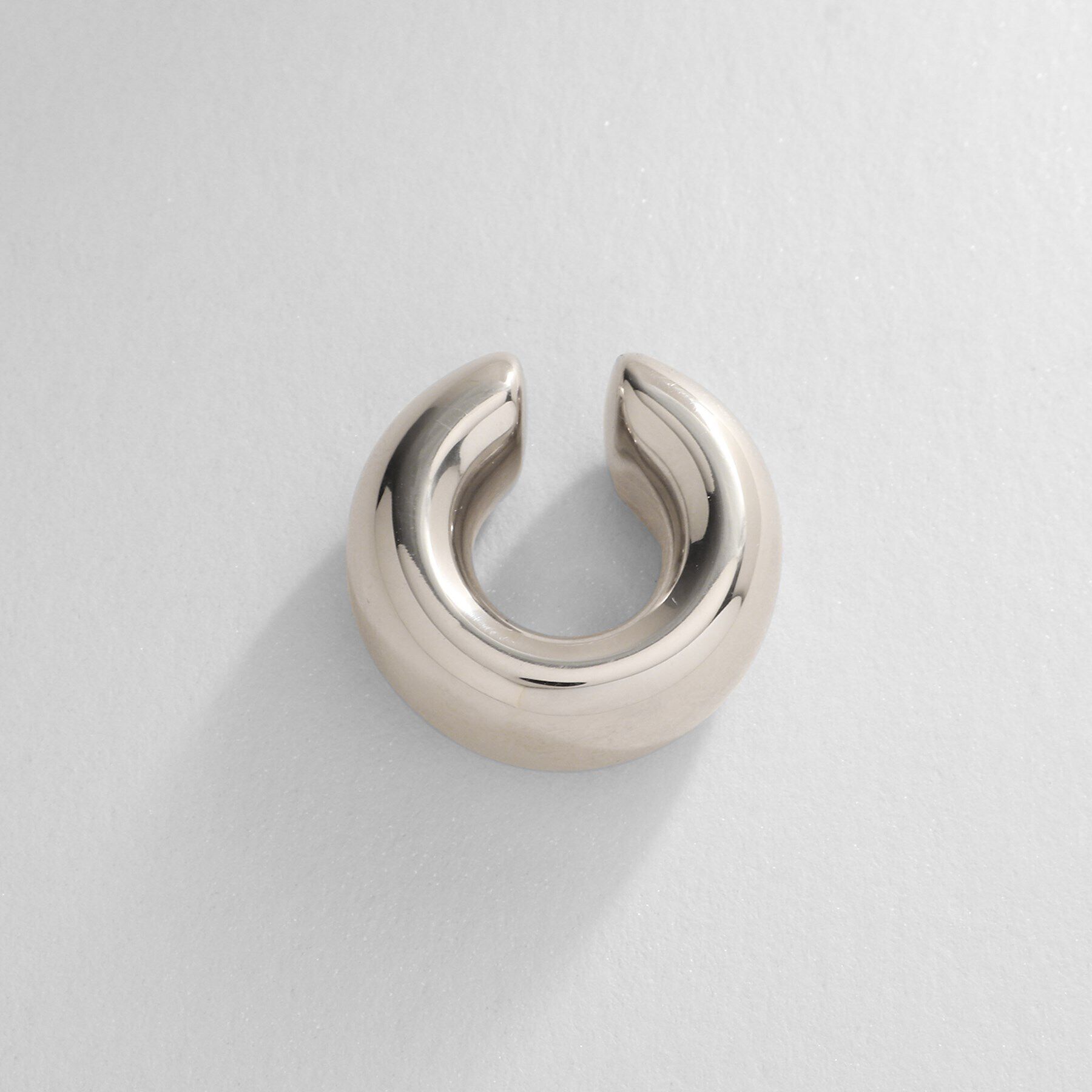 COCOSHNIK ONKITSCH「シルバー ホロウイヤーカフ ワイドフープ」|イヤリング|