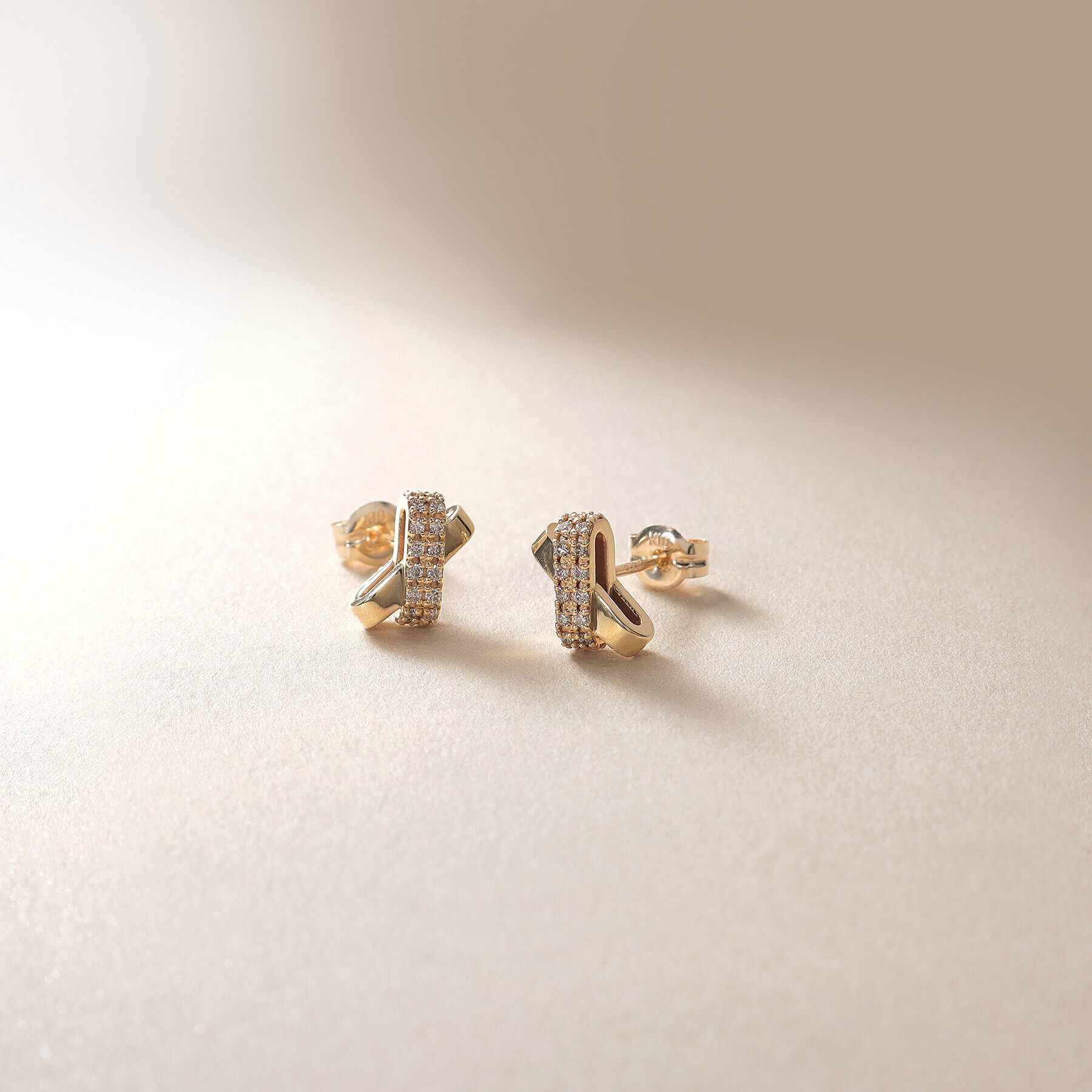 COCOSHNIK「K10ダイヤモンド アシンメトリークロス スタッドピアス」|ピアス|