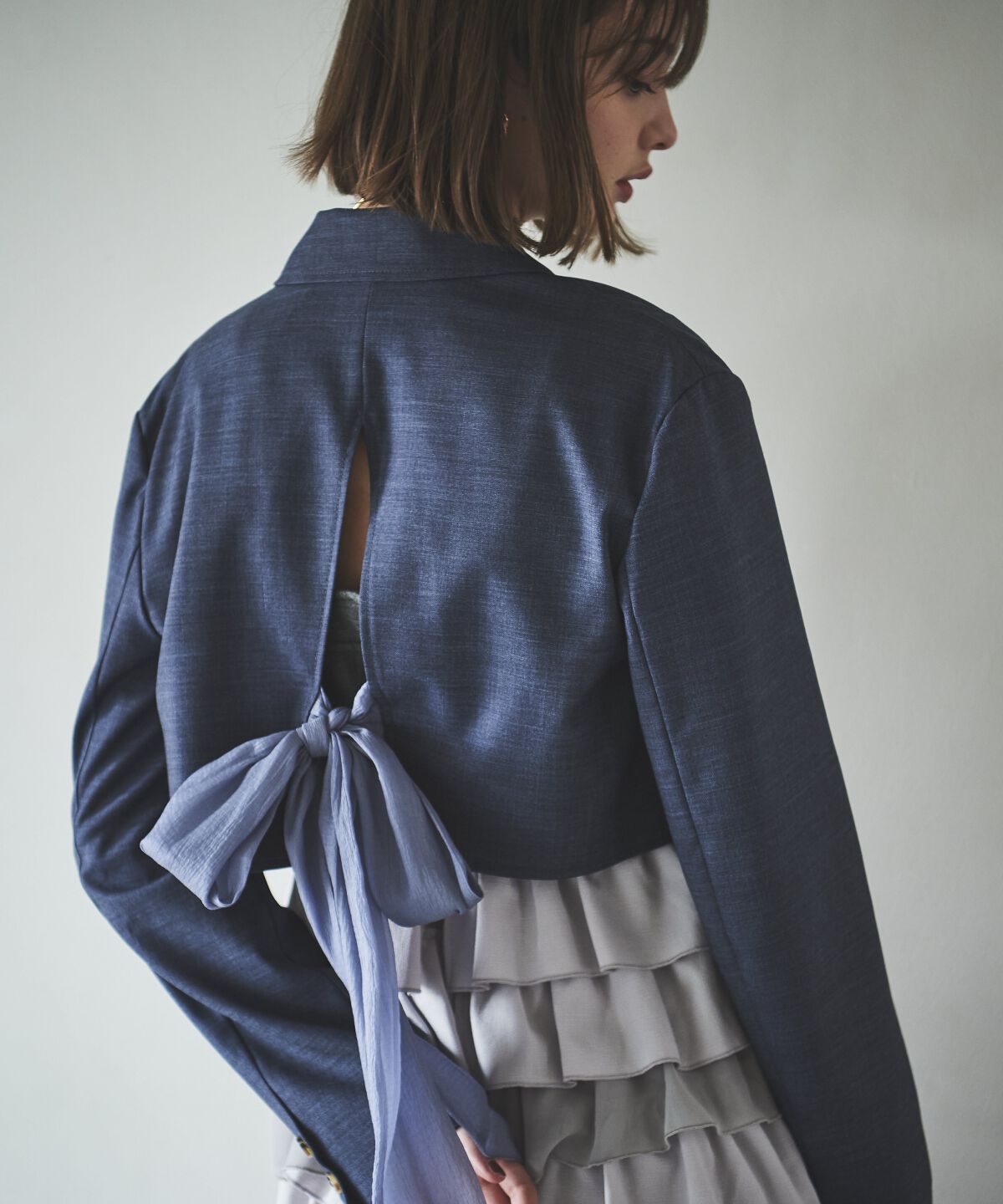 アンドクチュール「シャンブレーバックリボンショートジャケット」|テーラードジャケット|