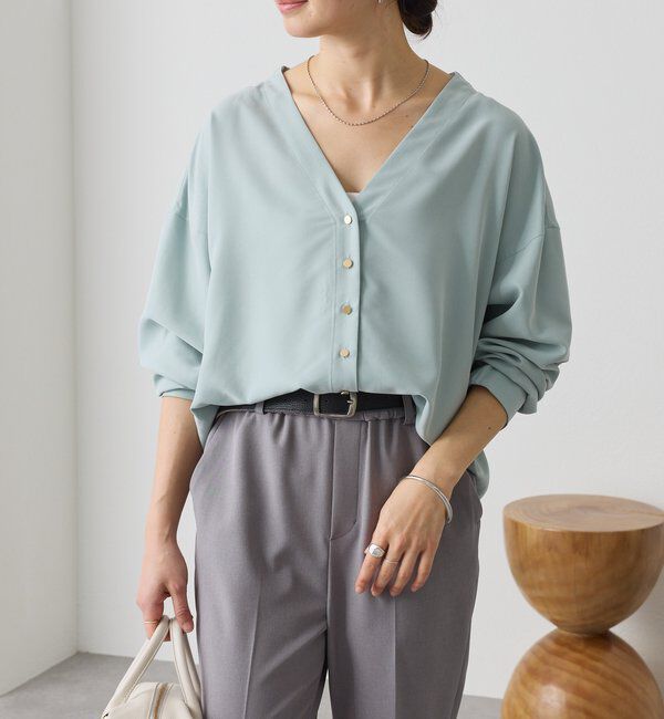  「【女性らしい抜け感】メタルボタンノーカラーブラウス」|シャツ・ブラウス|