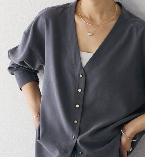  「【女性らしい抜け感】メタルボタンノーカラーブラウス」|シャツ・ブラウス|チャコールグレー