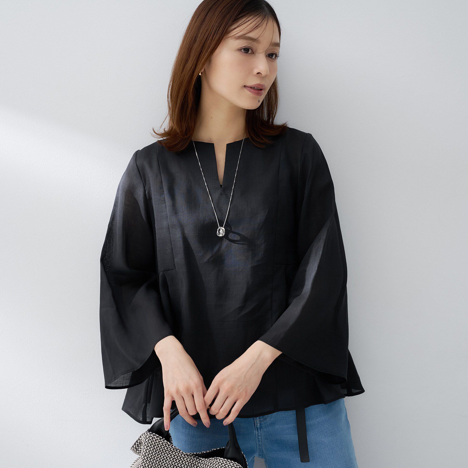 UNTITLED「ドライタッチキーネックブラウス」|シャツ・ブラウス|ブラック(019)