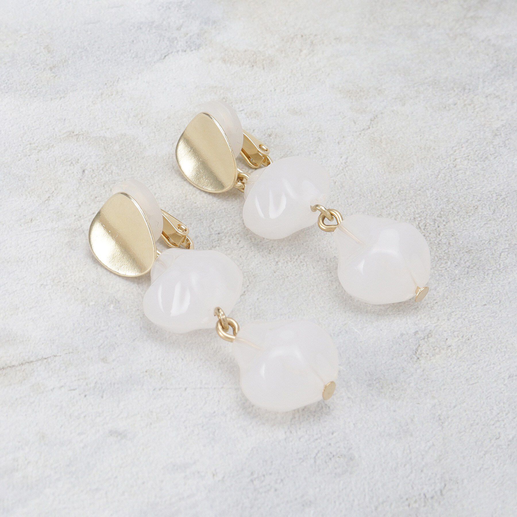 OPAQUE.CLIP「メタル&times;アクリルビーズ イヤリング」|イヤリング|オフホワイト(003