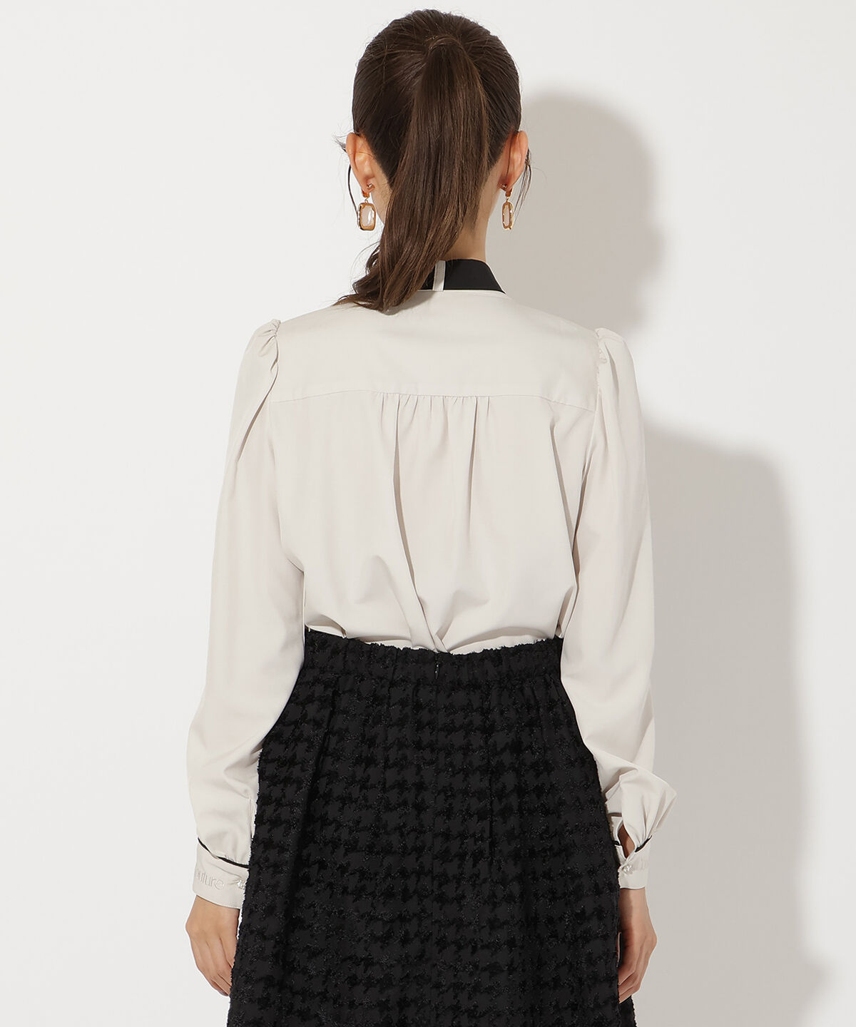 アンドクチュール「カフス刺繍ボウタイブラウス」|シャツ・ブラウス|