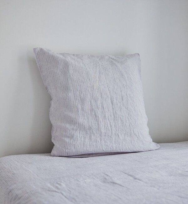 TOMORROWLAND HOME「ストライプリネン クッションカバー（65cm &times; 65cm）」|クッション・クッションカバー|