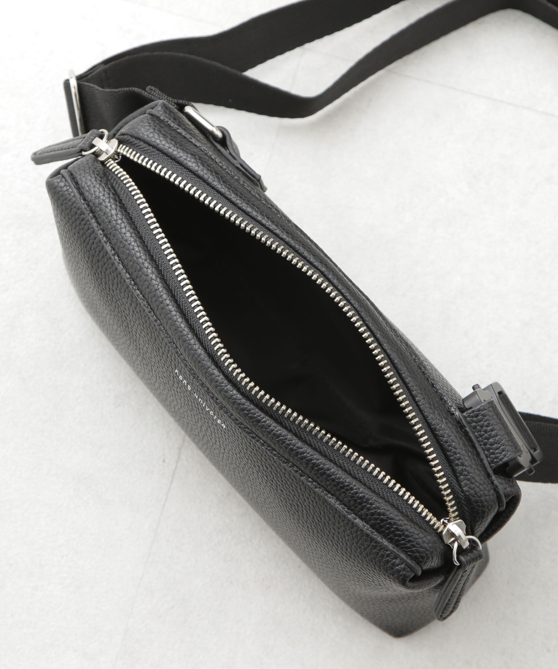 nano･universe「フェイクレザーボディーバッグ」|ショルダー・メッセンジャー|