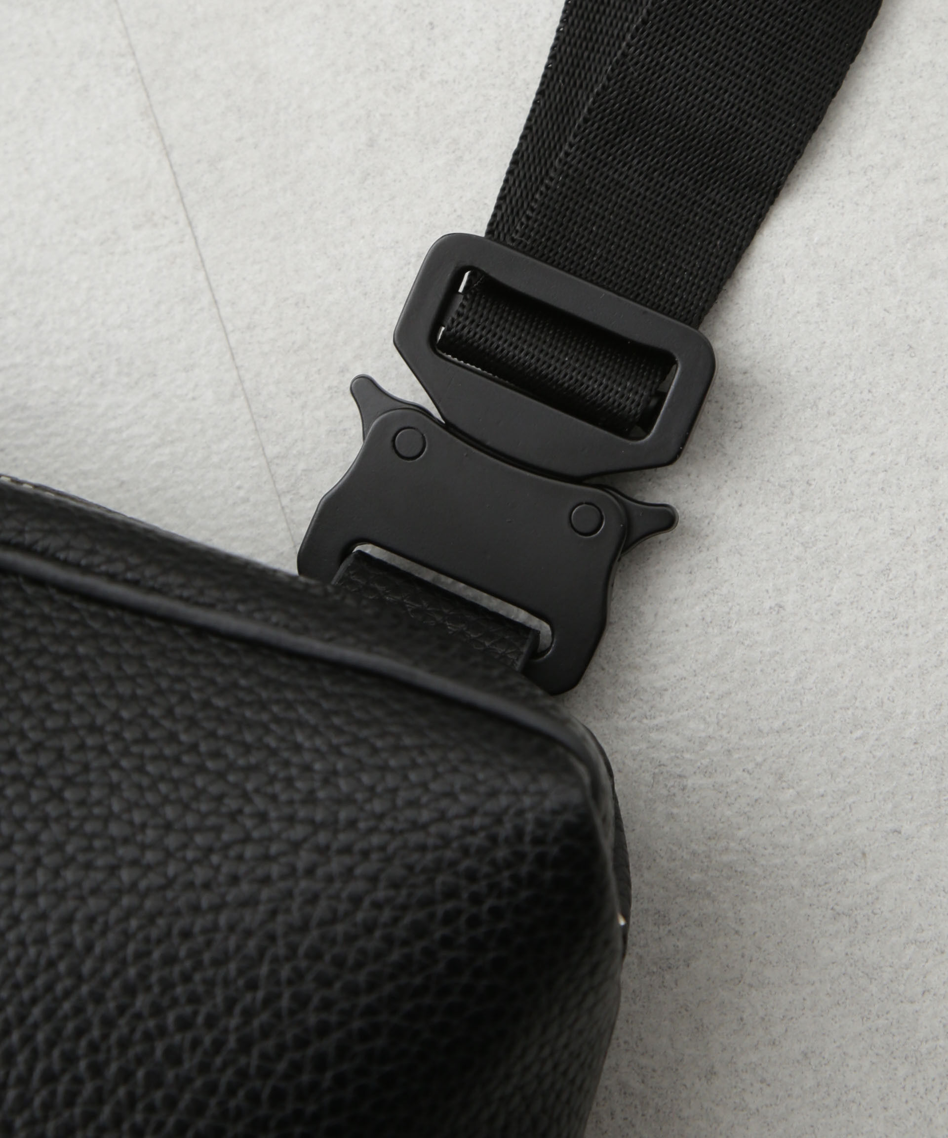 nano･universe「フェイクレザーボディーバッグ」|ショルダー・メッセンジャー|