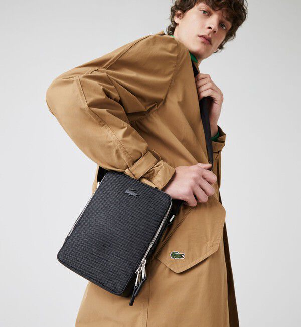 LACOSTE「CHANTACO バーティカルカメラバッグ」|ショルダー・メッセンジャー|ブラック