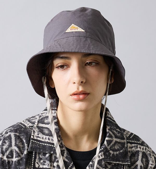 ABAHOUSE「【KELTY/ケルティー】/ワンポイント 紐付き配色 バケットハット / アドベ」|その他|チャコールグレー