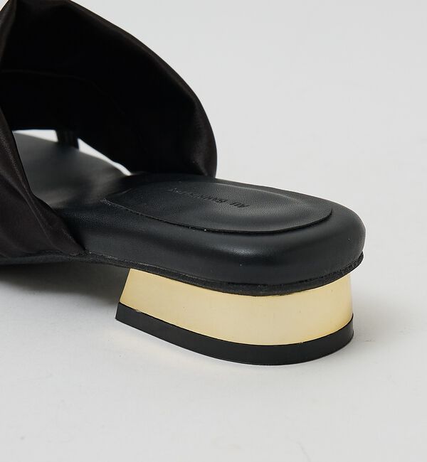 AU BANNISTER「【ストレッチサテン】サムメタルサンダル【予約】」|サンダル|