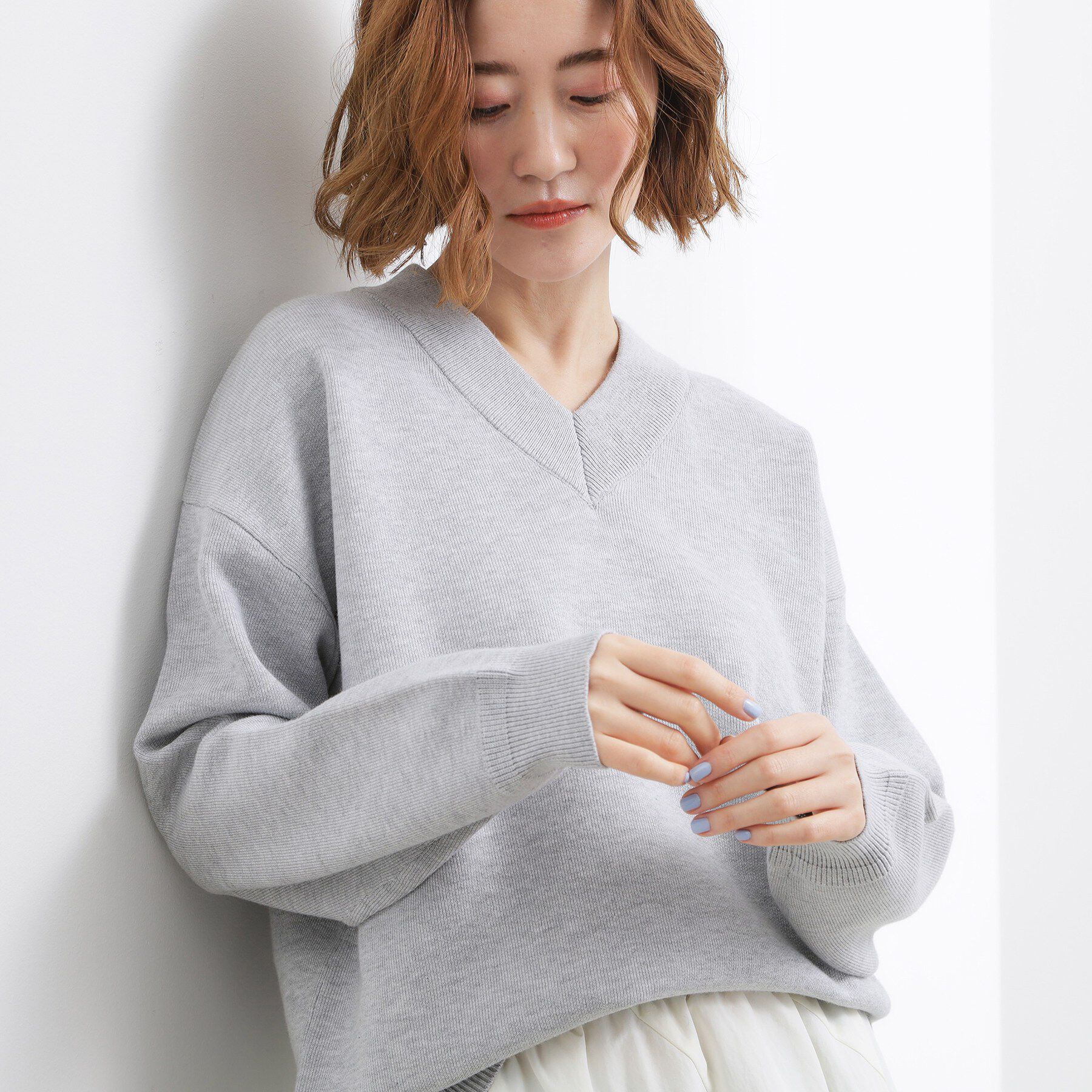 grove「ラフさときれいめを両立する、大人のスウェットライクVネックニット」|ニット・セーター|