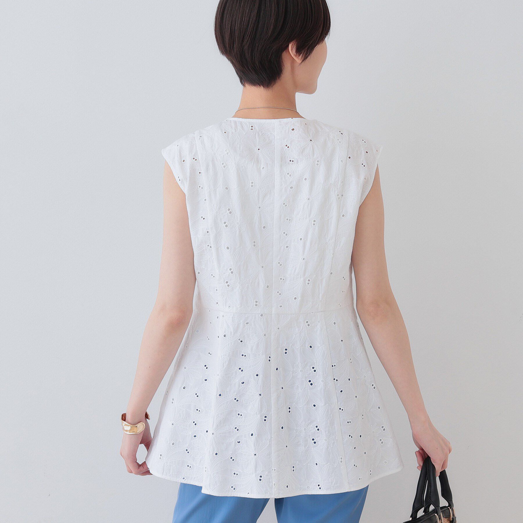 INDIVI「【洗える】フラワーカット刺繍ノースリーブブラウス」|シャツ・ブラウス|