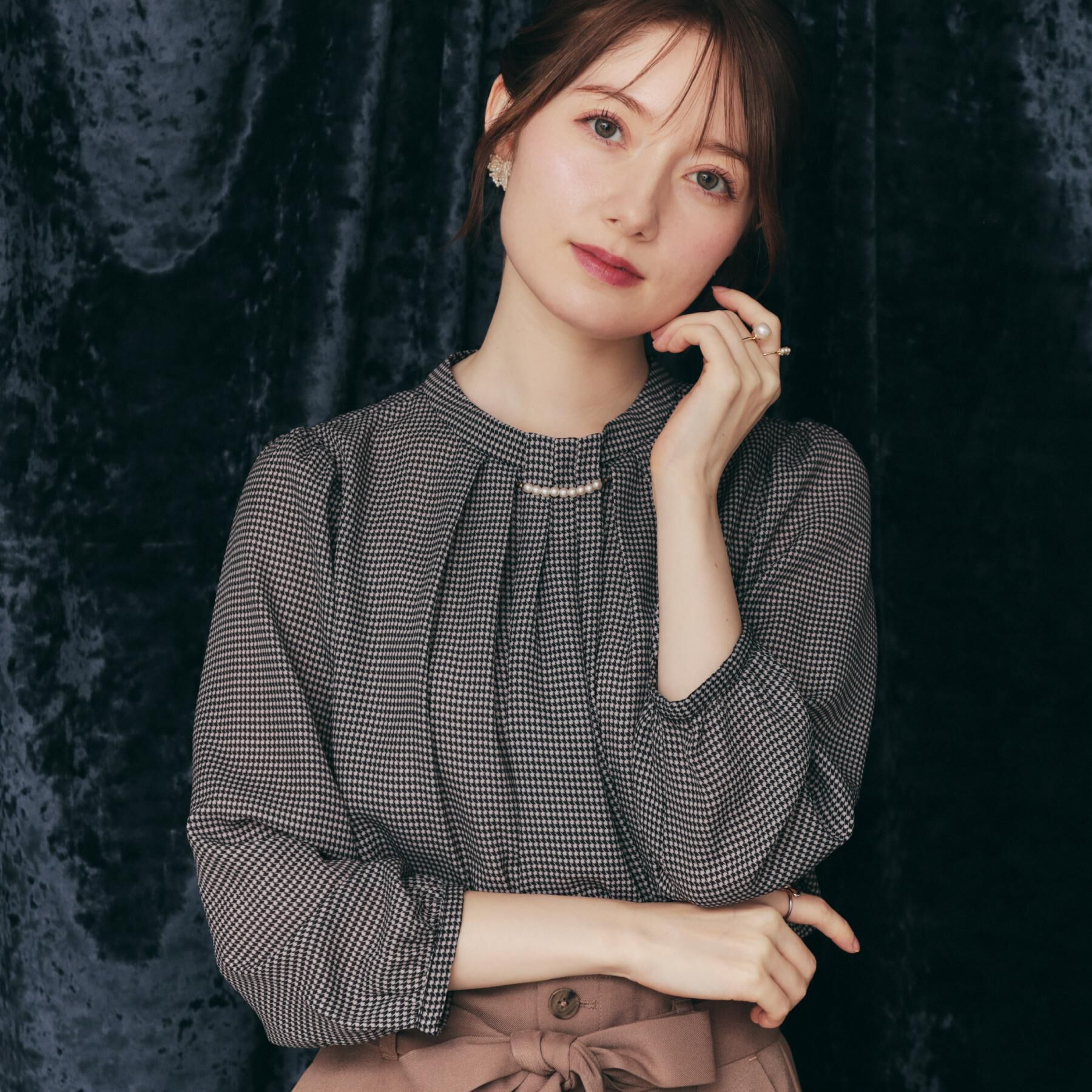 Couture broach「【大人可愛い・パール取り外し・通勤】・タックタイチェック柄ブラウス」|シャツ・ブラウス|