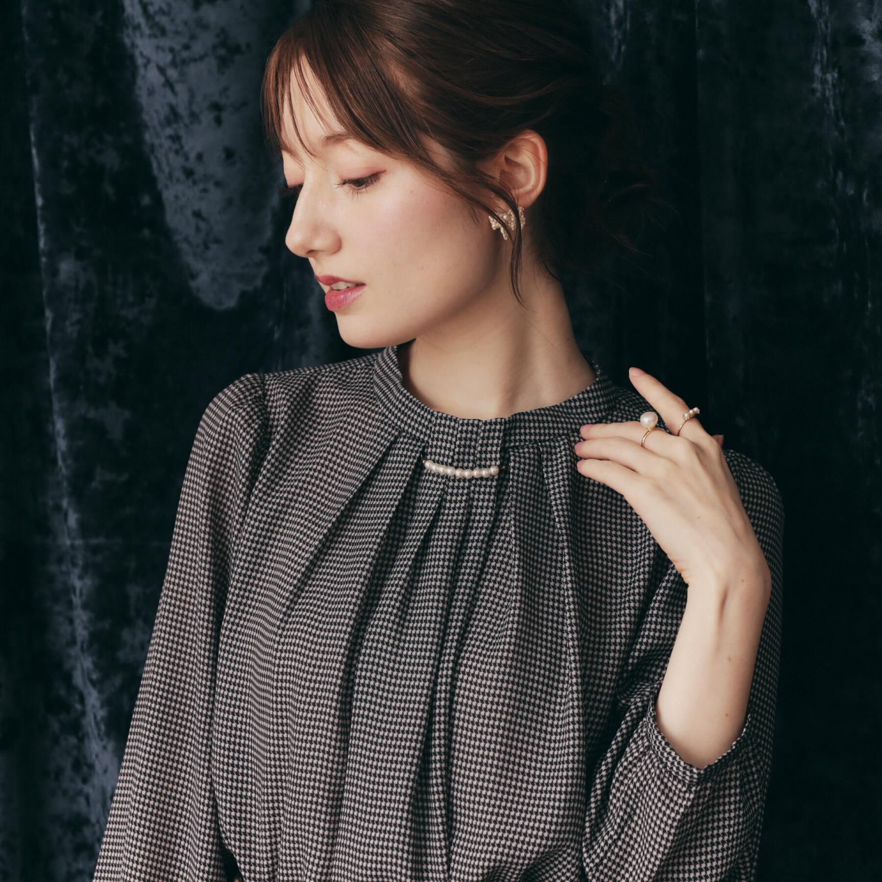 Couture broach「【大人可愛い・パール取り外し・通勤】・タックタイチェック柄ブラウス」|シャツ・ブラウス|