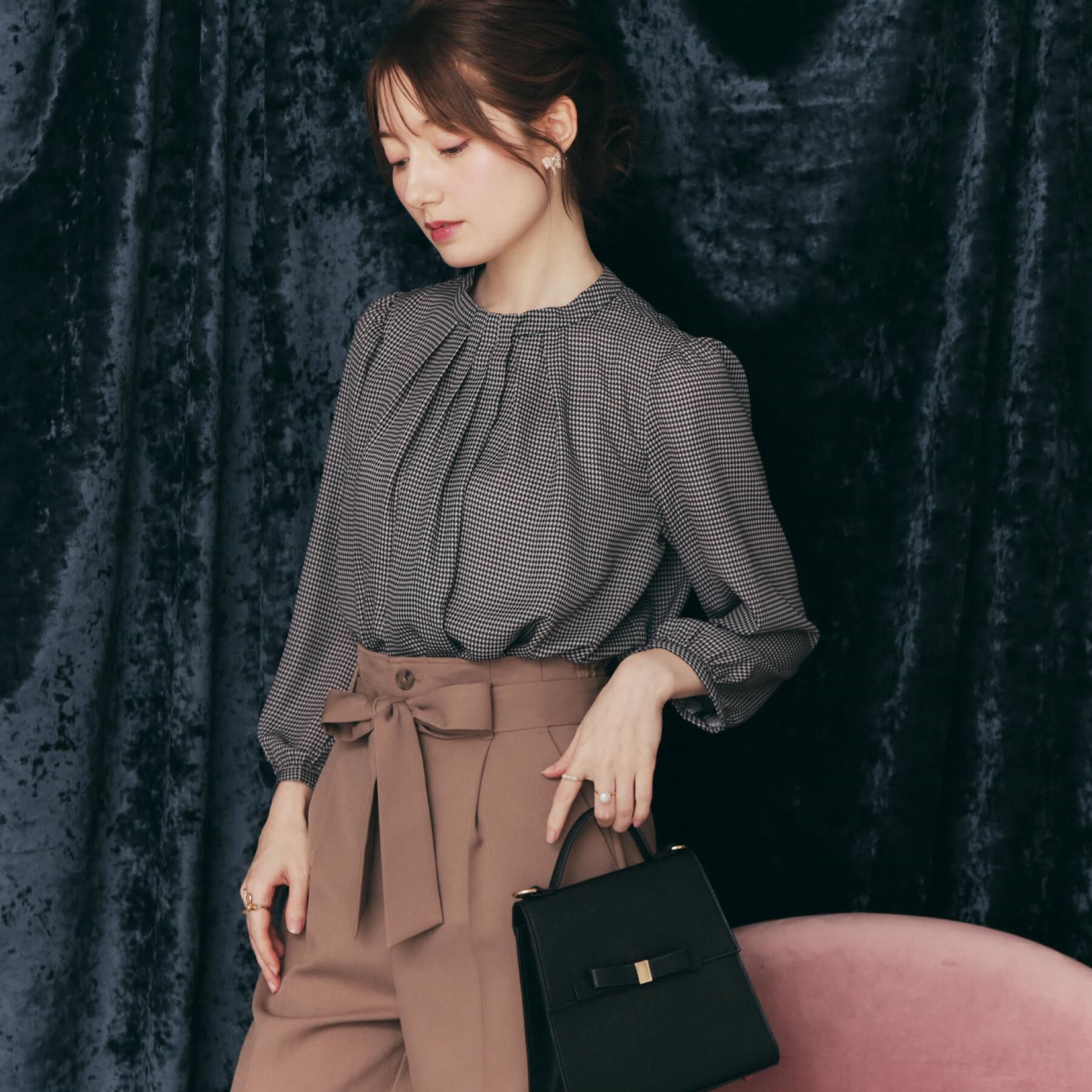 Couture broach「【大人可愛い・パール取り外し・通勤】・タックタイチェック柄ブラウス」|シャツ・ブラウス|