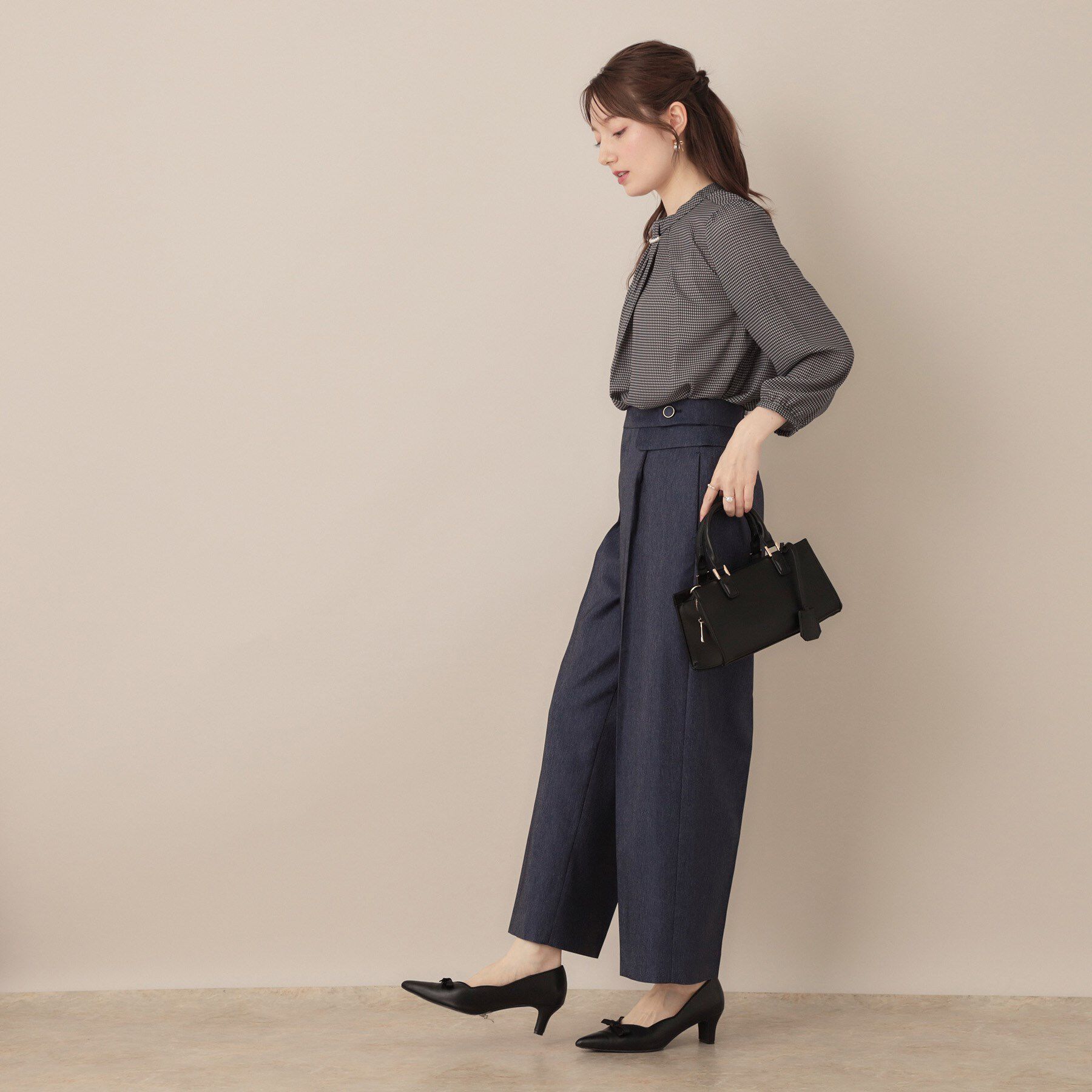 Couture broach「【大人可愛い・パール取り外し・通勤】・タックタイチェック柄ブラウス」|シャツ・ブラウス|