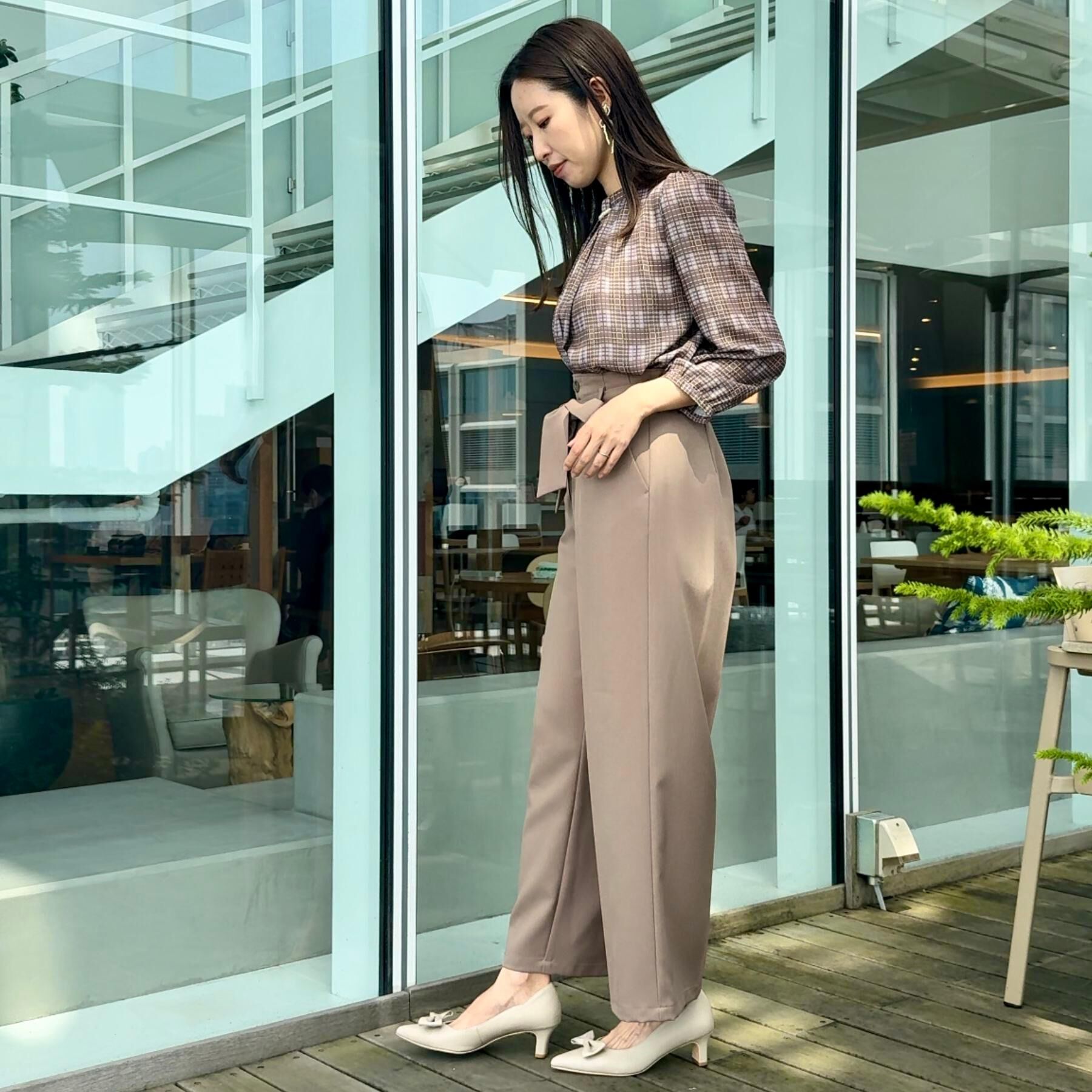 Couture broach「【大人可愛い・パール取り外し・通勤】・タックタイチェック柄ブラウス」|シャツ・ブラウス|