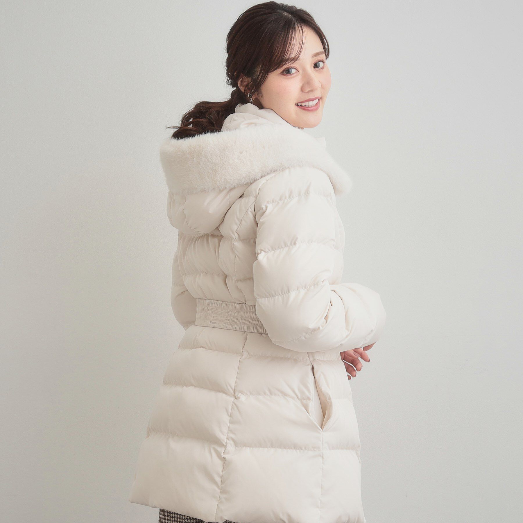 Couture broach「【2WAY・ベルト付き】フードフェイクファー ミドル丈ダウンコート」|ダウン|
