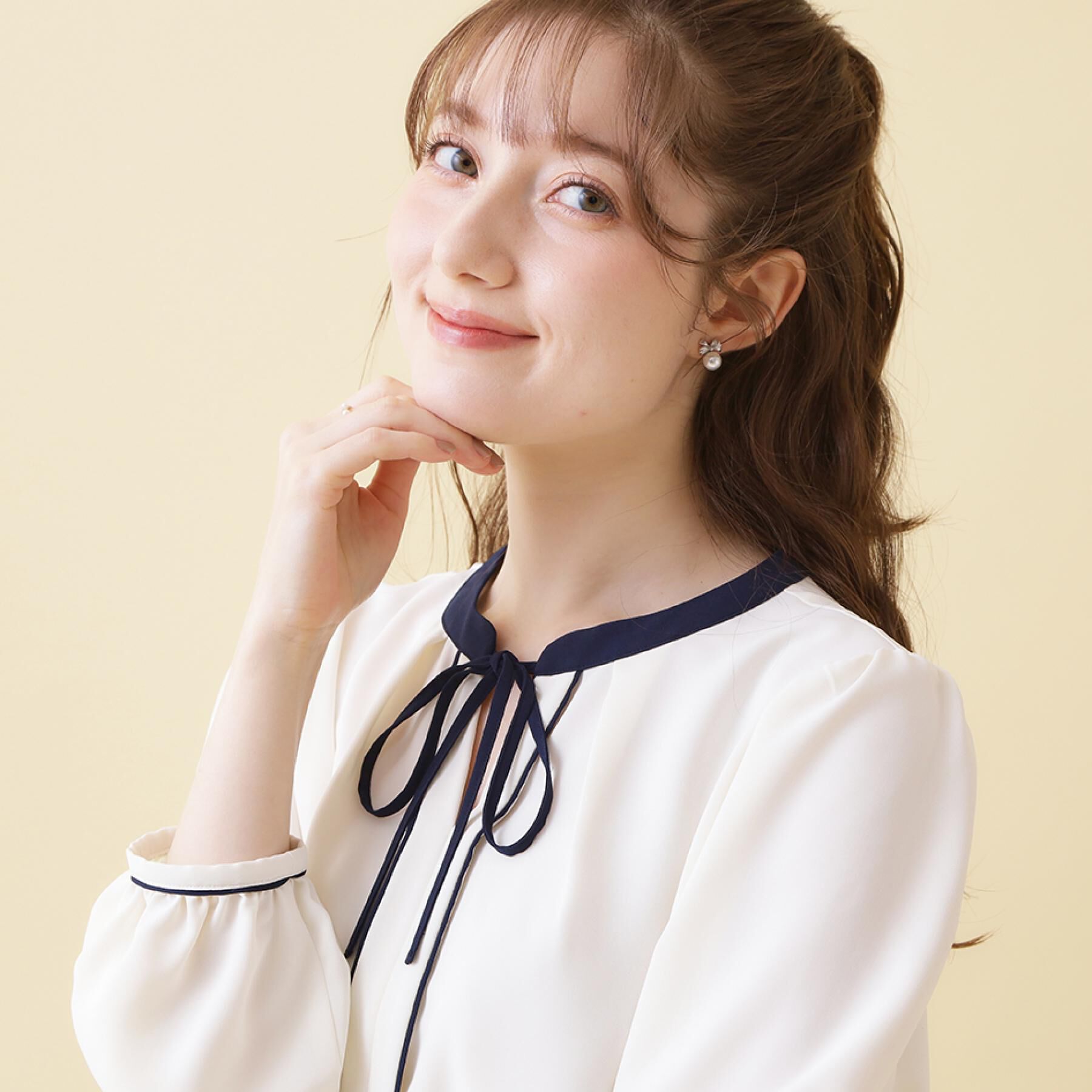 Couture broach「【洗える・ハレの日・通勤】配色 細リボンタイ ブラウス」|シャツ・ブラウス|オフホワイト(503