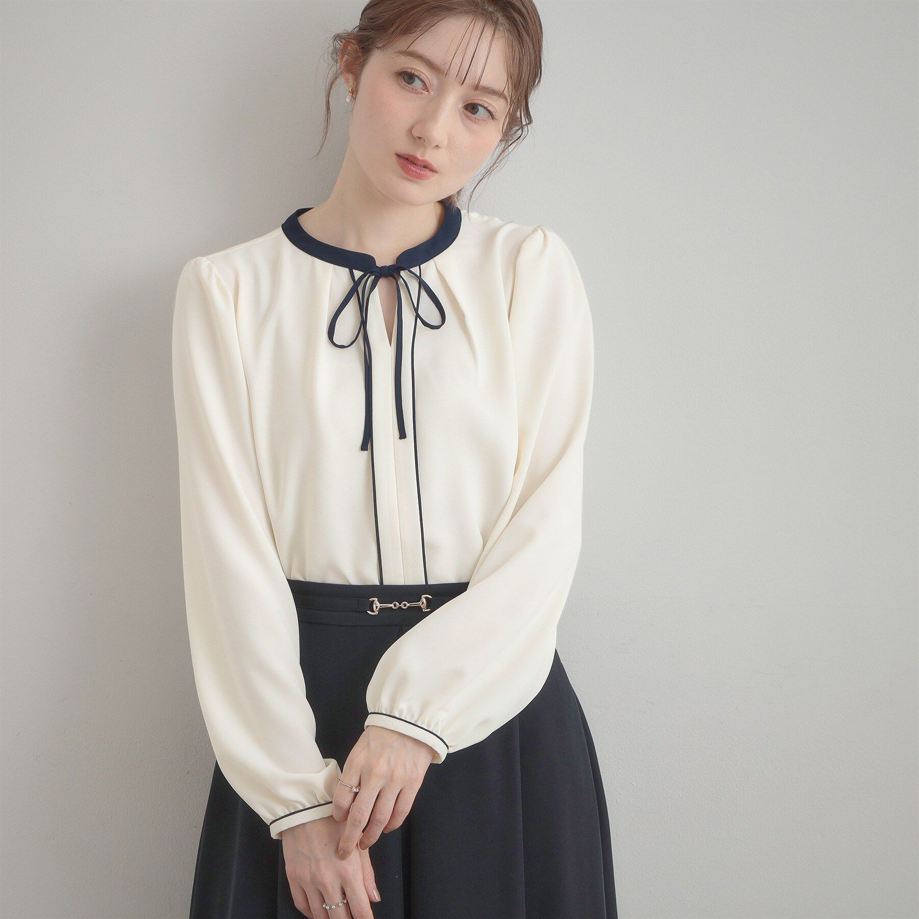 Couture broach「【洗える・ハレの日・通勤】配色 細リボンタイ ブラウス」|シャツ・ブラウス|