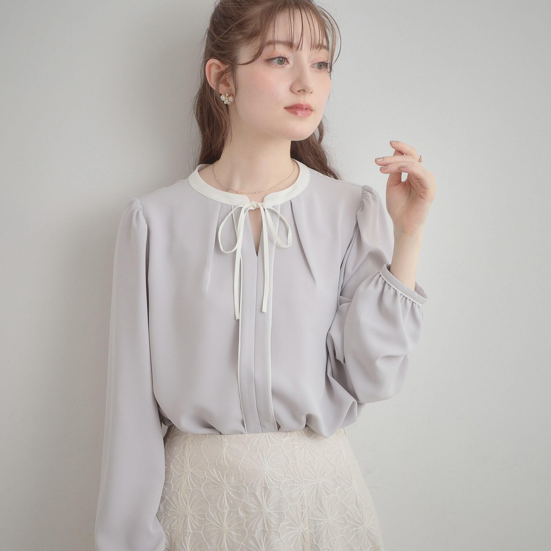 Couture broach「【洗える・ハレの日・通勤】配色 細リボンタイ ブラウス」|シャツ・ブラウス|ライトグレー(511