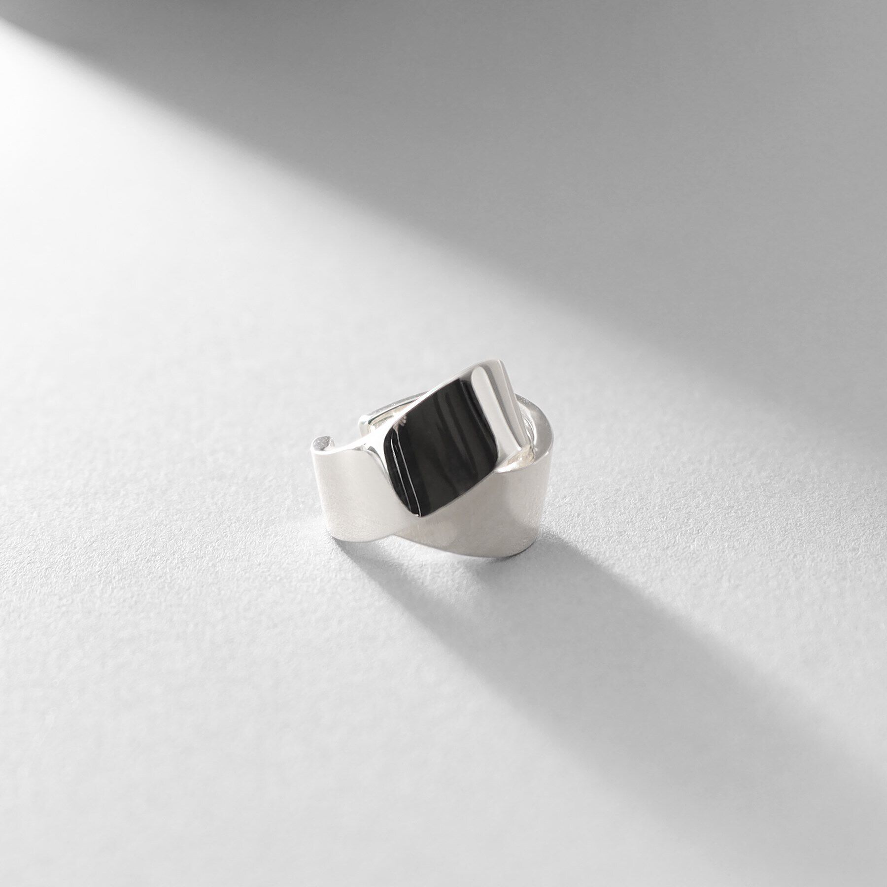 COCOSHNIK ONKITSCH「シルバー フォールディング イヤーカフ」|イヤリング|