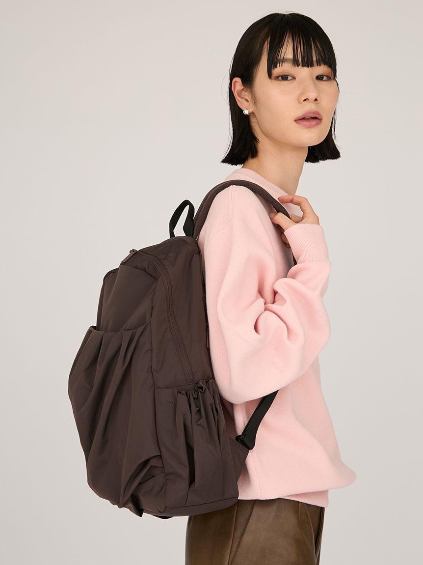 emmi atelier「【ONLINE限定カラー】eco 撥水ギャザーボディーバックパック」|リュック|