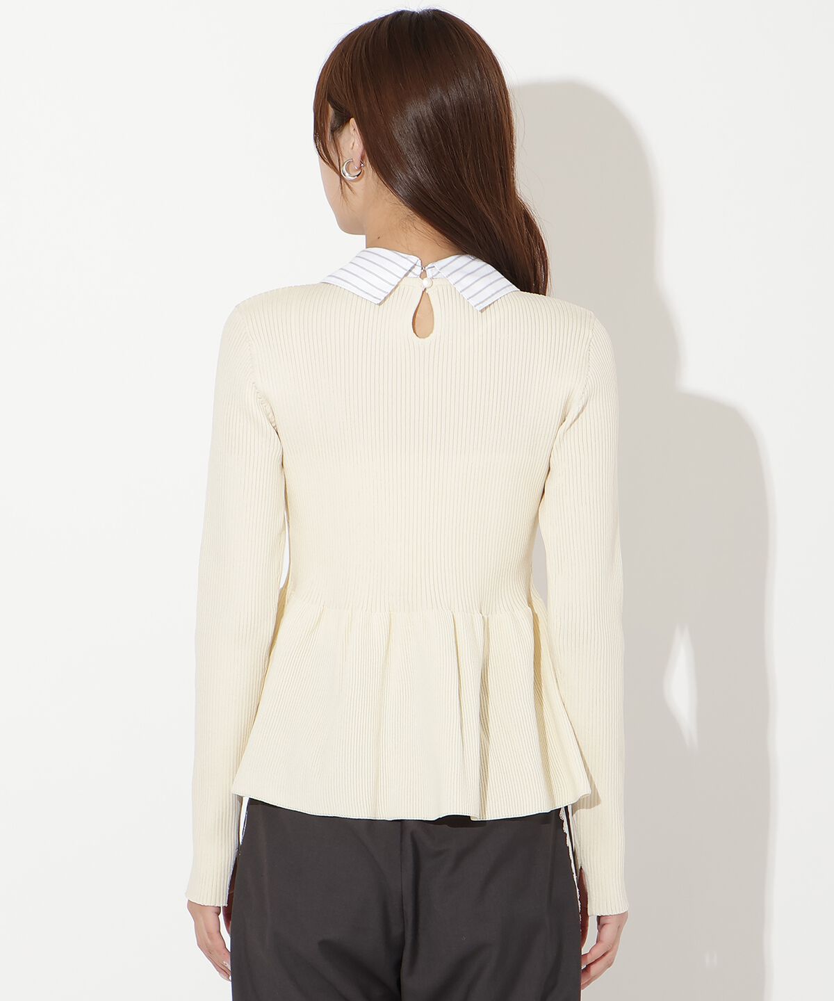 アンドクチュール「シャツ襟付きペプラムニットプルオーバー」|ニット・セーター|