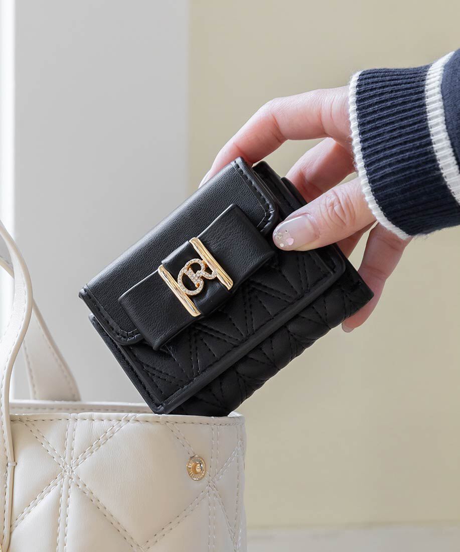  「ビジューモノグラムリボン三つ折りウォレット」|財布|ブラック