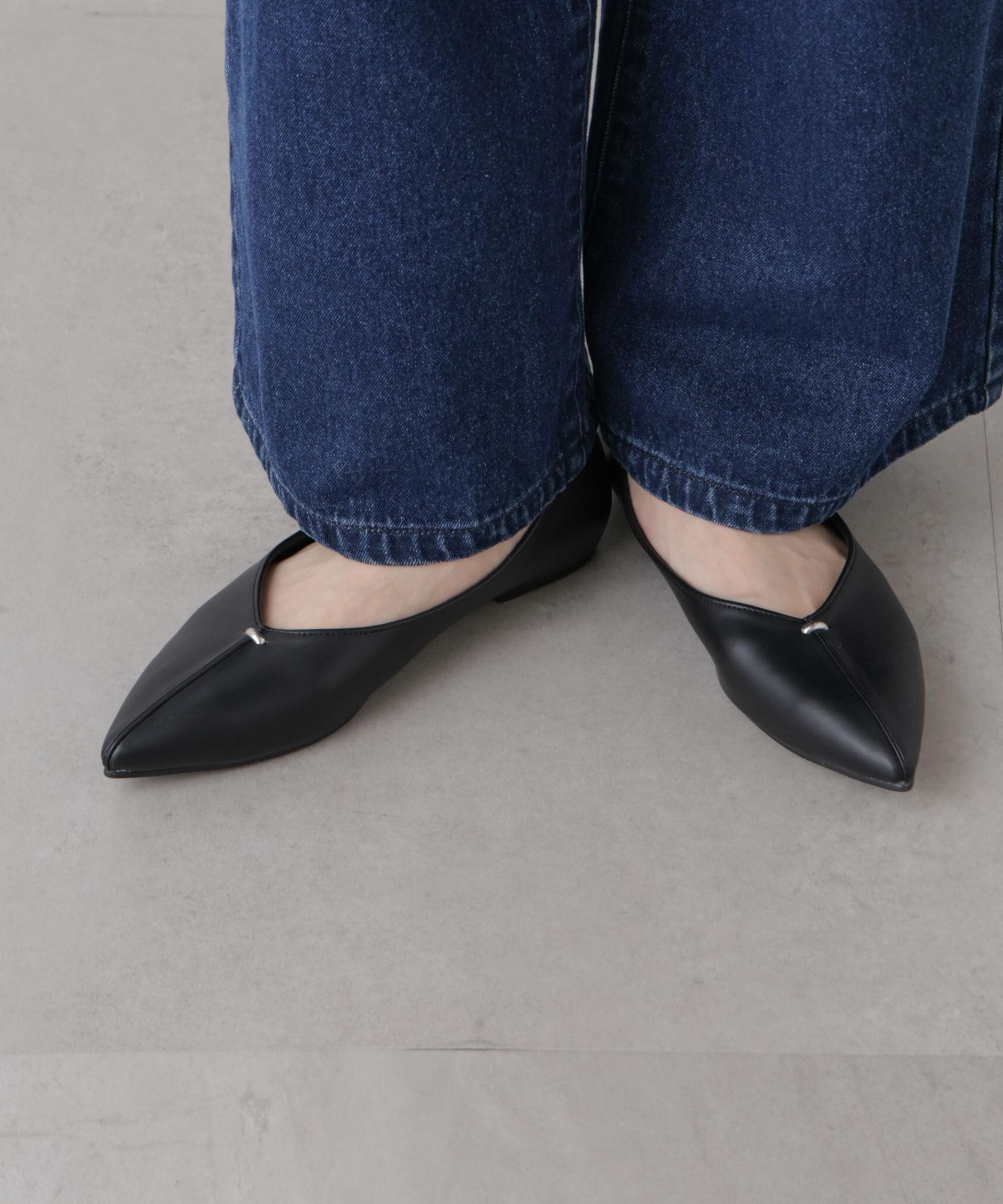 nano･universe「ポインテッドトゥフラットモチーフパンプス」|ビジネス・ドレスシューズ|ブラック