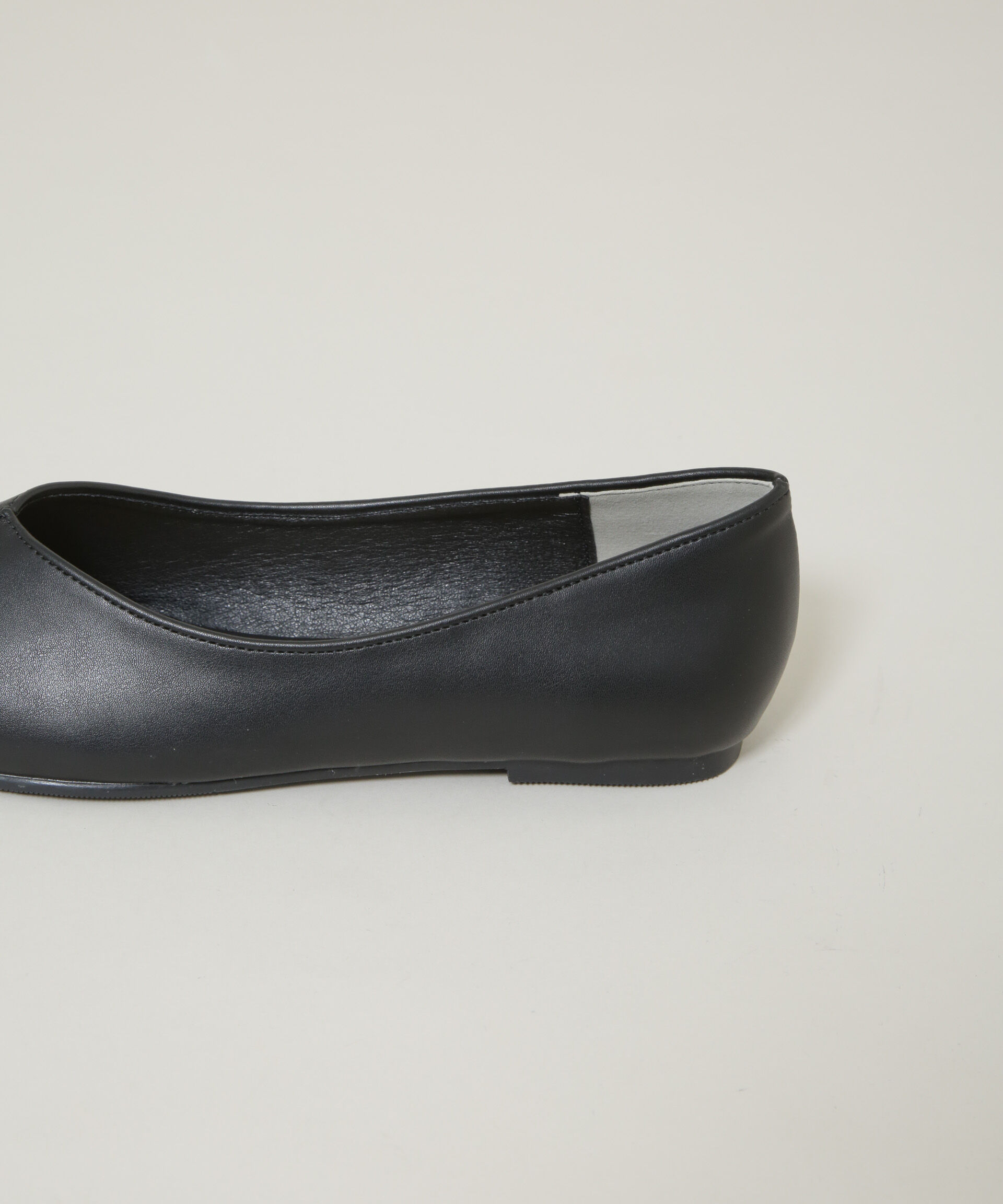 nano･universe「ポインテッドトゥフラットモチーフパンプス」|ビジネス・ドレスシューズ|