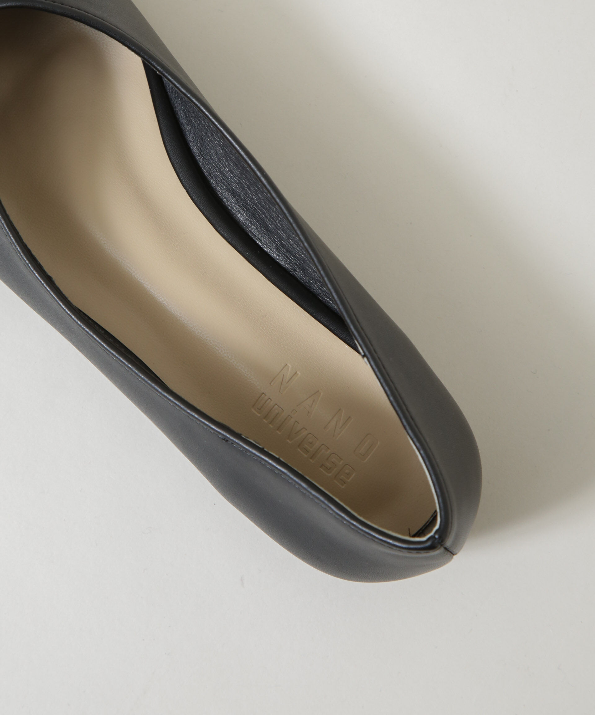 nano･universe「ポインテッドトゥフラットモチーフパンプス」|ビジネス・ドレスシューズ|