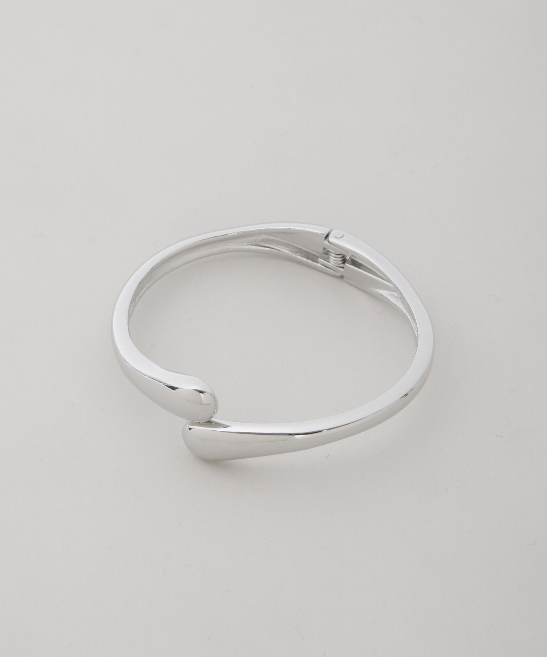 nano･universe「オープンクロスバングル」|ブレスレット・バングル|