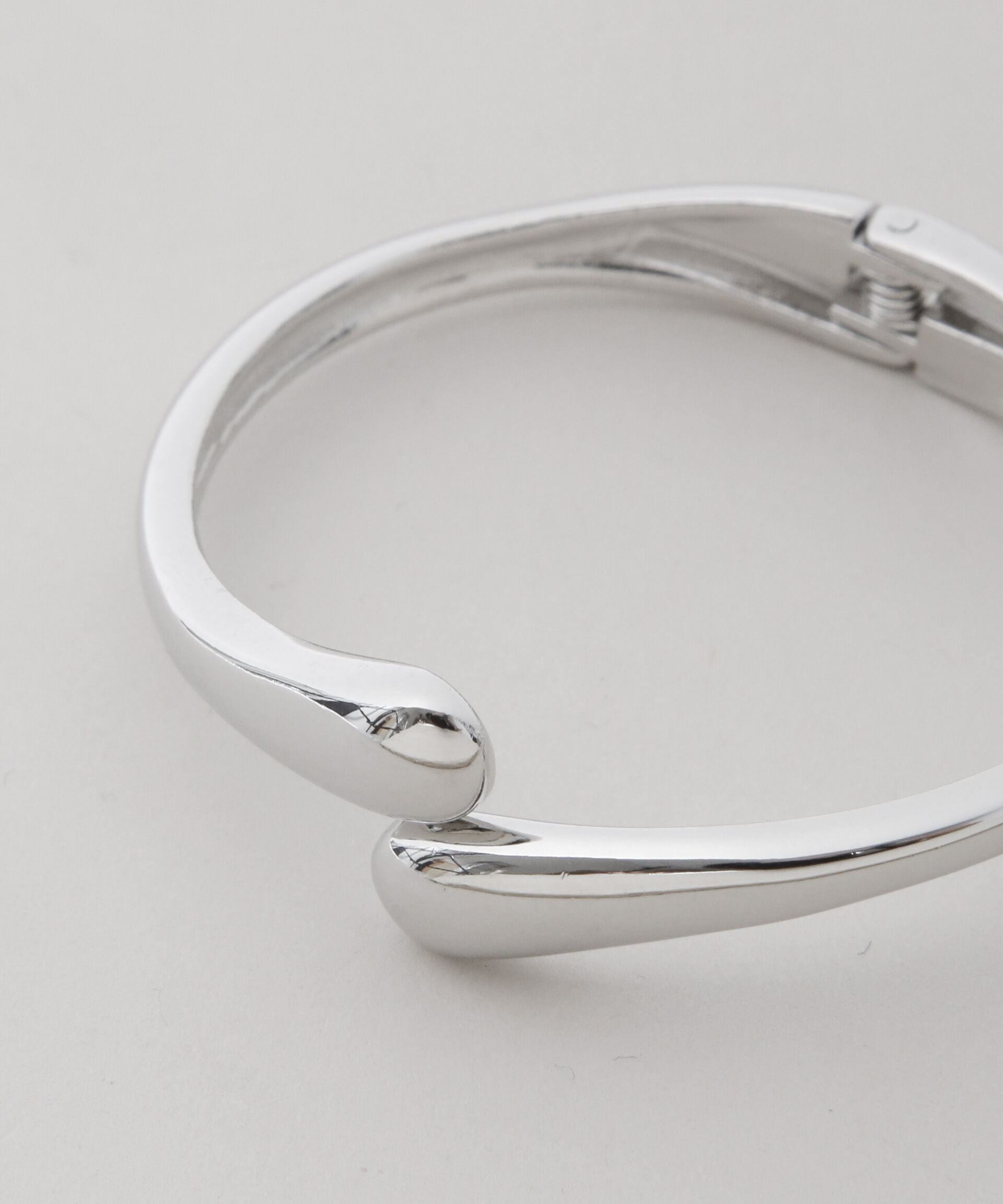 nano･universe「オープンクロスバングル」|ブレスレット・バングル|