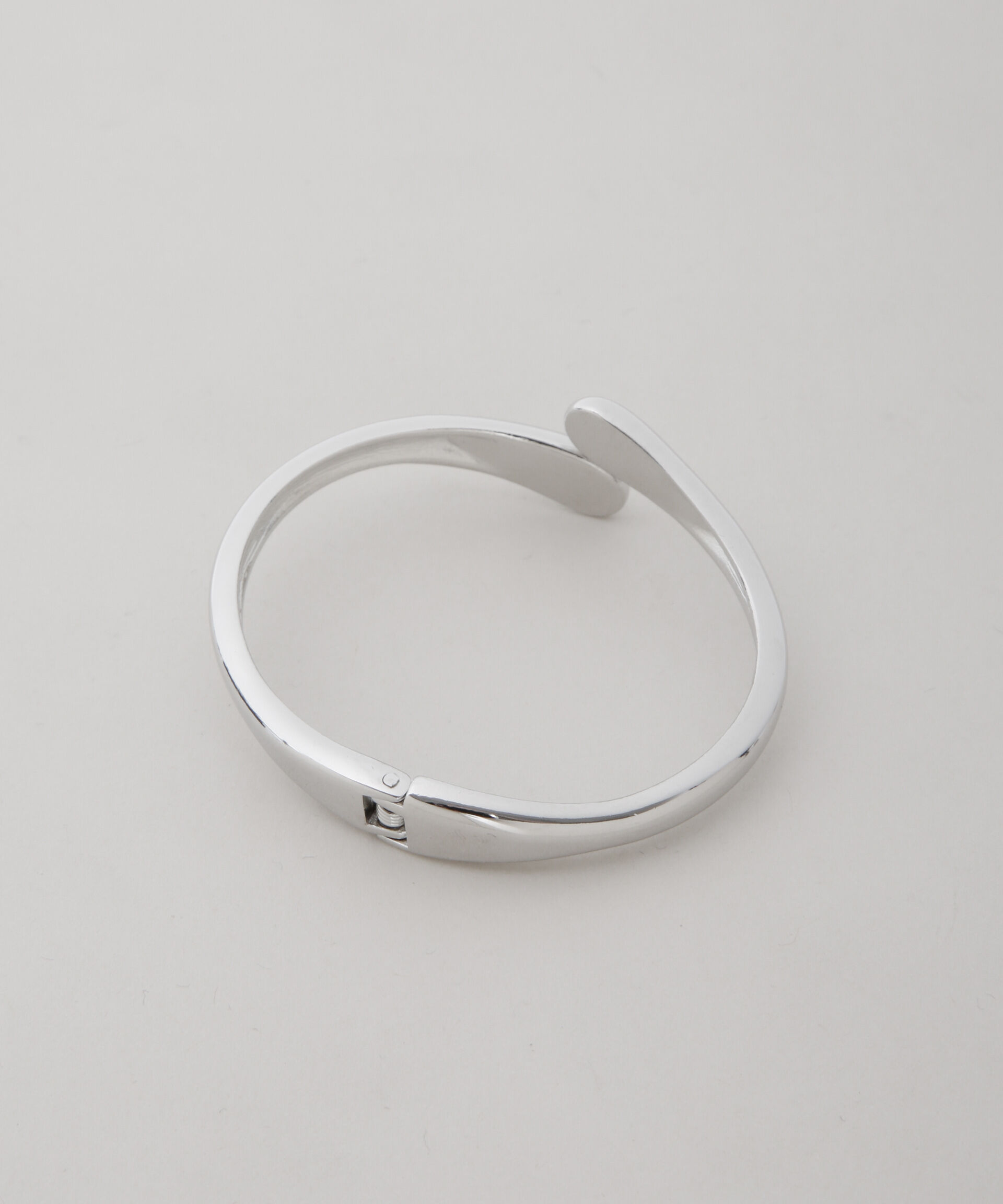 nano･universe「オープンクロスバングル」|ブレスレット・バングル|