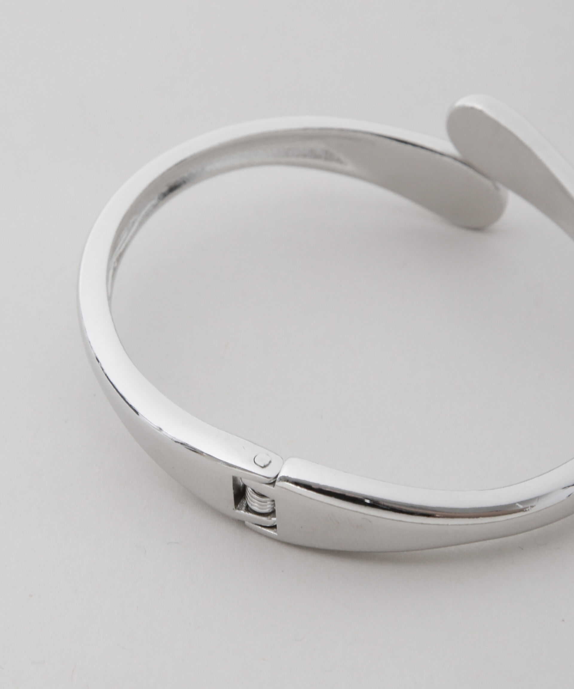 nano･universe「オープンクロスバングル」|ブレスレット・バングル|