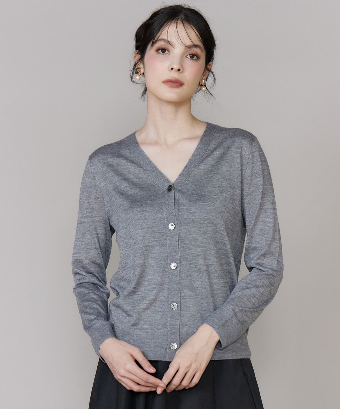 INED「《CONTESSA》シルクカシミヤVネックカーディガン」|カーディガン|グレー1